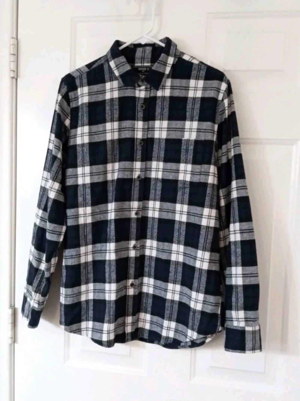FOREVER 21 Men's Med Flannel Button-Up Shirt Navy Blue, White Plaid Long Sleeve